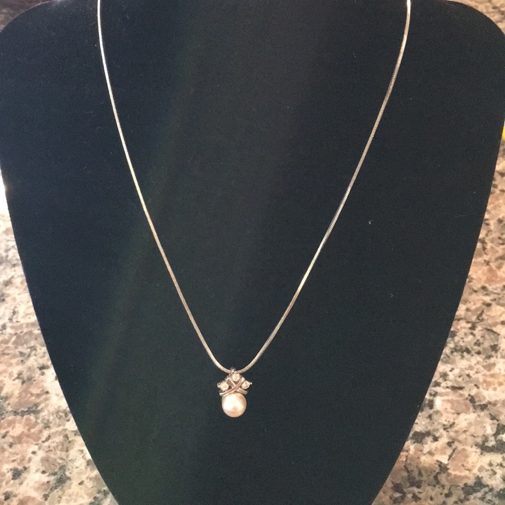Faux pearl/crystal necklace